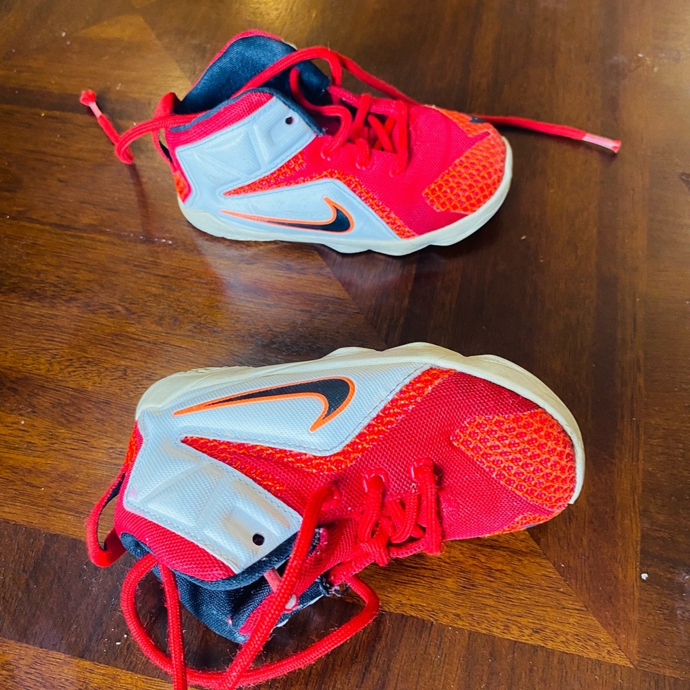 Nike toddler (us 8c) shoes - very good condition